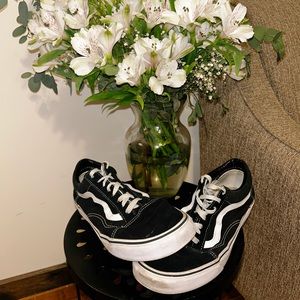 Vans Old Skool Black and White Men’s 9.5/Women’s 11 (Suede/Leather) Used